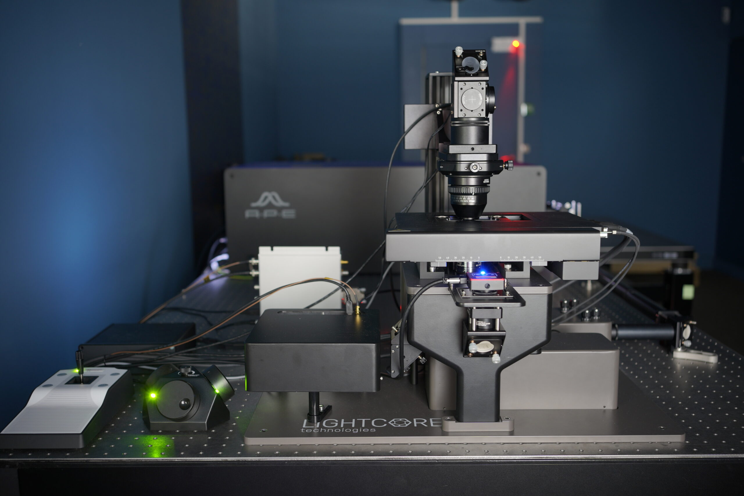 Multiphoton microscope BondXplorer for 2P, SHG, CARS and SRS imaging.